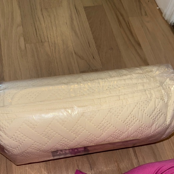 Cream Quilted Bedding Set for a Cozy Bedroom - Picture 4 of 6